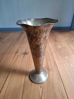 Vintage trompetvaas van gehamerd messing., Huis en Inrichting, Woonaccessoires | Vazen, Overige materialen, Overige kleuren, Ophalen of Verzenden