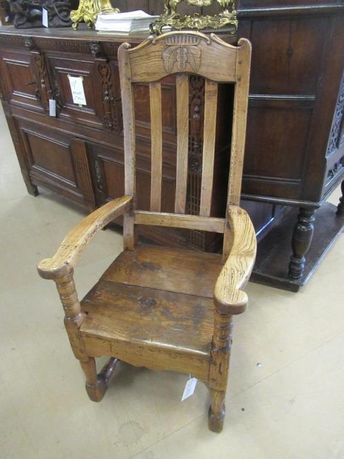 Oer 11541 ANTIEKE 17e eeuwse iepenhouten stoel, Antiek en Kunst, Antiek | Meubels | Stoelen en Banken, Ophalen
