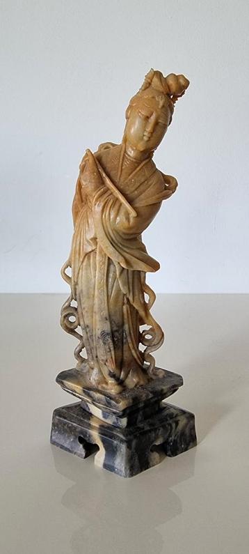 Vintage Chinees meerkleurig spekstenen Guanyin beeldje beschikbaar voor biedingen