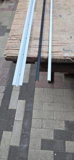 Ca 40 omega profielen met bijpassende strips, Ophalen, Nieuw, Plinten
