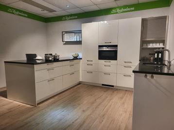 Mooie hoogglans gelakte keuken met ruime eet bar granieten b beschikbaar voor biedingen