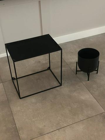 Bijzettafel en plantenpot beschikbaar voor biedingen