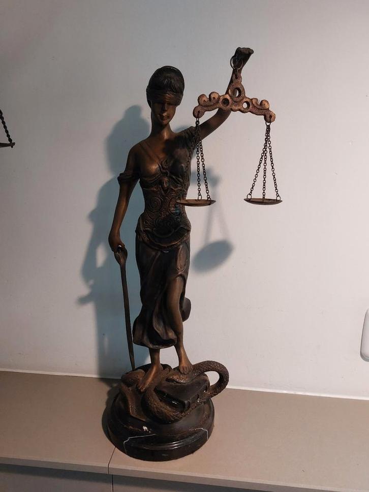 Vrouwe Justitia – massief bronzen beeld op marmeren voet, Antiek en Kunst, Kunst | Beelden en Houtsnijwerken, Ophalen of Verzenden