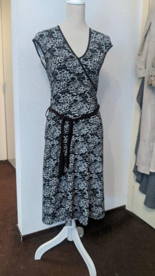 Leuke jurk van Vila - zwart/wit - M, Kleding | Dames, Jurken, Zo goed als nieuw, Maat 38/40 (M), Zwart, Knielengte, Verzenden
