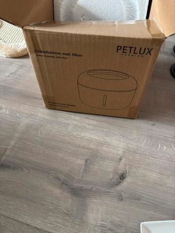 Drinkfontein roze petlux beschikbaar voor biedingen