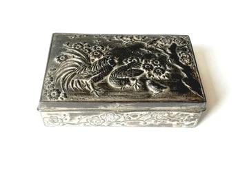 japanse metal tabak doosje in relief hanen en bloemen beschikbaar voor biedingen