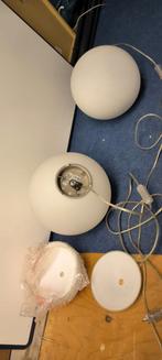 2 wit glazen bol lampen met extra afdekkapjes 230V, E27 (groot), Hanglamp, Gebruikt, Gloeilamp