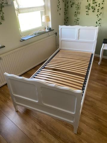 Wit meidenbed beschikbaar voor biedingen