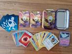 Pokemon bewaarblikje met 25 kaarten en meer! (1 glimmende), Ophalen of Verzenden, Zo goed als nieuw, Overige typen, Foil