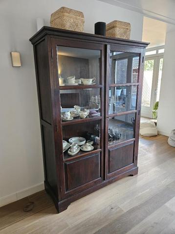 Prachtige teak houten kast beschikbaar voor biedingen