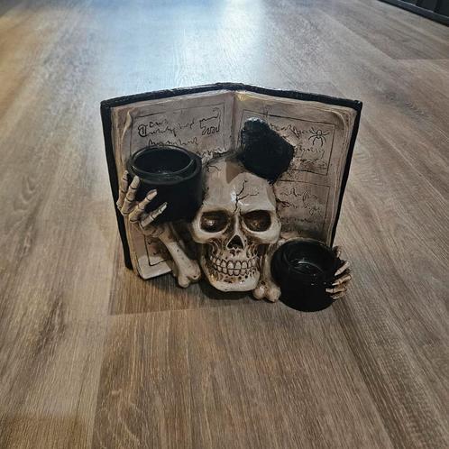 Halloween Kandelaar - Doodskop en Boek, Huis en Inrichting, Woonaccessoires | Kandelaars en Kaarsen, Zo goed als nieuw, Kandelaar