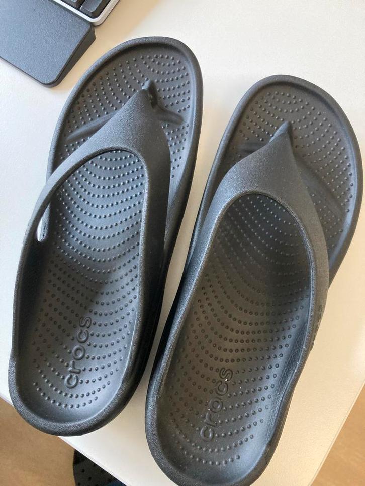 Crocs Recovery Flip zwart en beige - Maat 41-42 - Nieuw!, Kleding | Dames, Schoenen, Nieuw, Slippers, Zwart, Ophalen