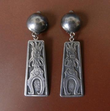 Paar zilveren oorhangers m. staande mensfiguur Mexico l. 6,8 beschikbaar voor biedingen