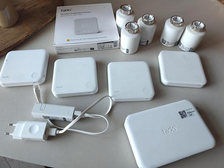 Tado draadloze thermostaten, radiatorknoppen en bridge, Doe-het-zelf en Verbouw, Thermostaten, Ophalen of Verzenden