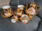 Goudkleurig theeservies met romantisch decor, Ophalen of Verzenden