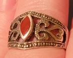 Opengewerkte zilveren ring met rode steen, Verzenden, Zo goed als nieuw, Dame, Rood