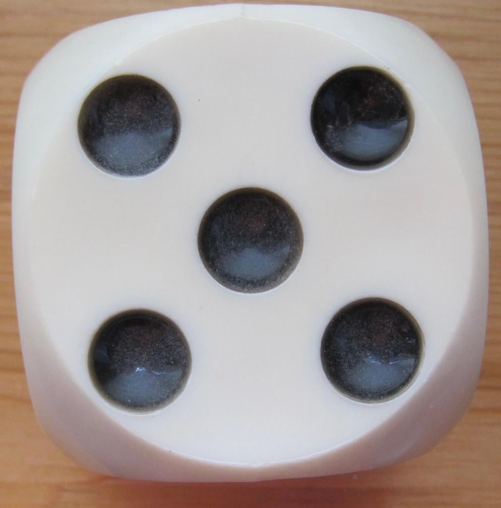 grote kunststof dobbelsteen - 5 centimeter, Ophalen of Verzenden, Gebruikt