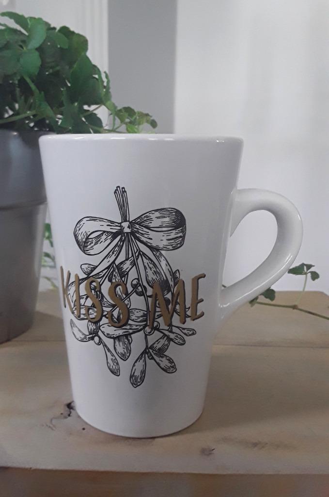 Hoge beker - mok met opdruk: kiss me, Huis en Inrichting, Keuken | Servies, Zo goed als nieuw, Kop(pen) en/of Schotel(s), Overige stijlen