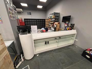 Winkelbalie met vitrine beschikbaar voor biedingen