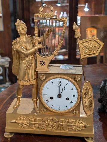 Antieke vuurvergulde bronzen pendule. €370.  32 cm hoog  beschikbaar voor biedingen