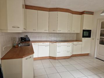 Complete hoekkeuken wit/hout 25 jaar oud, ophalen week 38 beschikbaar voor biedingen