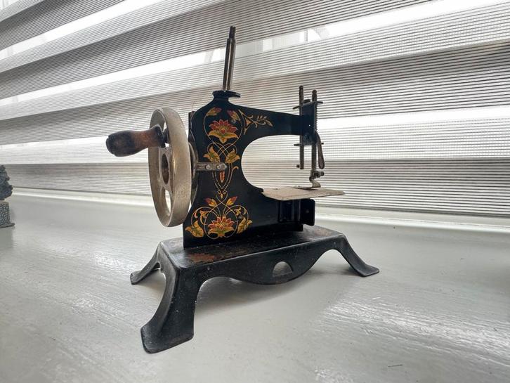 Antiek speelgoed-naaimachientje – gietijzer – ca. 1920–1940, Antiek en Kunst, Antiek | Speelgoed, Ophalen of Verzenden