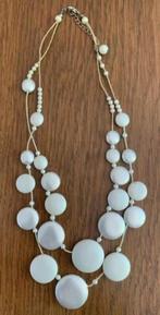 Ketting met wit parelmoer en zilverkleurige schijfjes rondje, Sieraden, Tassen en Uiterlijk, Kettingen, Ophalen of Verzenden, Zo goed als nieuw