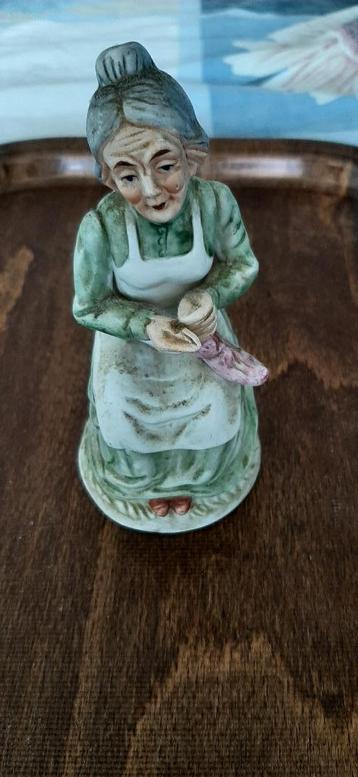 1 Beeld van breiende oude vrouw (Ongeveer 10 cm). Keramiek. beschikbaar voor biedingen