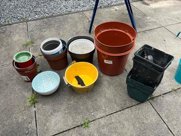 Gratis plastic bloempotten beschikbaar voor biedingen