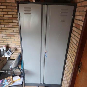 Stalen Kast Met Slot - Kleding - Met Stang Voor Kleerhangers beschikbaar voor biedingen