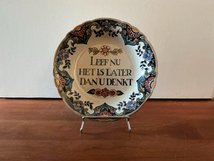 Makkum wandbord met Spreuk - Leef Nu!, Antiek en Kunst, Antiek | Wandborden en Tegels, Ophalen of Verzenden