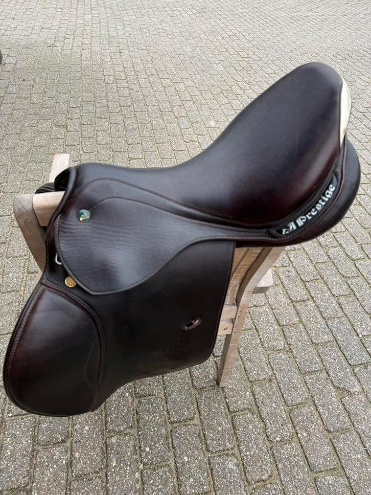 Prestige 17 1/3 inch zadel met CONTROLE BEWIJS, Dieren en Toebehoren, Paarden en Pony's | Zadels, Zo goed als nieuw, Springen