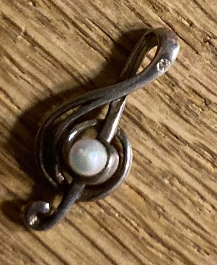 Mooie zilveren G sleutel met pareltje, Verzenden, Zo goed als nieuw, Zilver