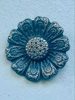 Elegante Sjaalclip Gesigneerd SASA - Zilverkleurige Bloem, Sieraden, Tassen en Uiterlijk, Broches, Overige materialen, Gebruikt