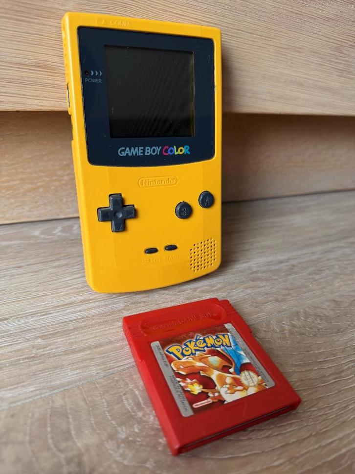 GameBoy Color (geel) met Pokémon Red, Spelcomputers en Games, Spelcomputers | Nintendo Game Boy, Zo goed als nieuw, Game Boy Color