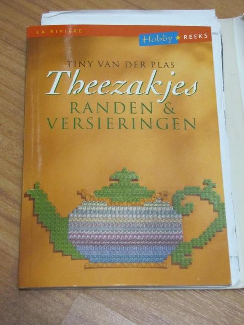 Theezakjes, randen & versieringen, door Tiny van der Plas, Hobby en Vrije tijd, Theezakjes, Boek, Ophalen of Verzenden