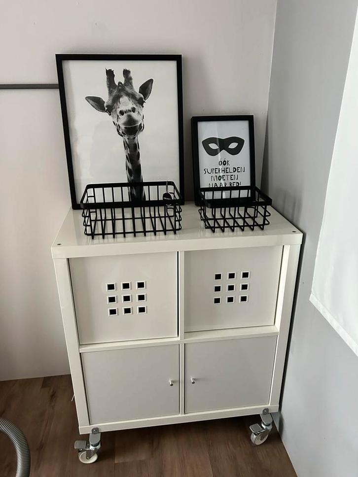 IKEA Kallax kast wit hoogglans met deurtjes en bakken, Huis en Inrichting, Kasten | Kledingkasten, Zo goed als nieuw, Minder dan 100 cm