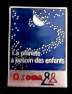 Ozona- La Planeta abesoin des enfants pin, Verzamelen, Speldjes, Pins en Buttons, Verzenden, Nieuw, Transport, Speldje of Pin