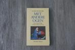 Met andere ogen - A. van den Beukel, Ophalen of Verzenden, Zo goed als nieuw, A. van den Beukel
