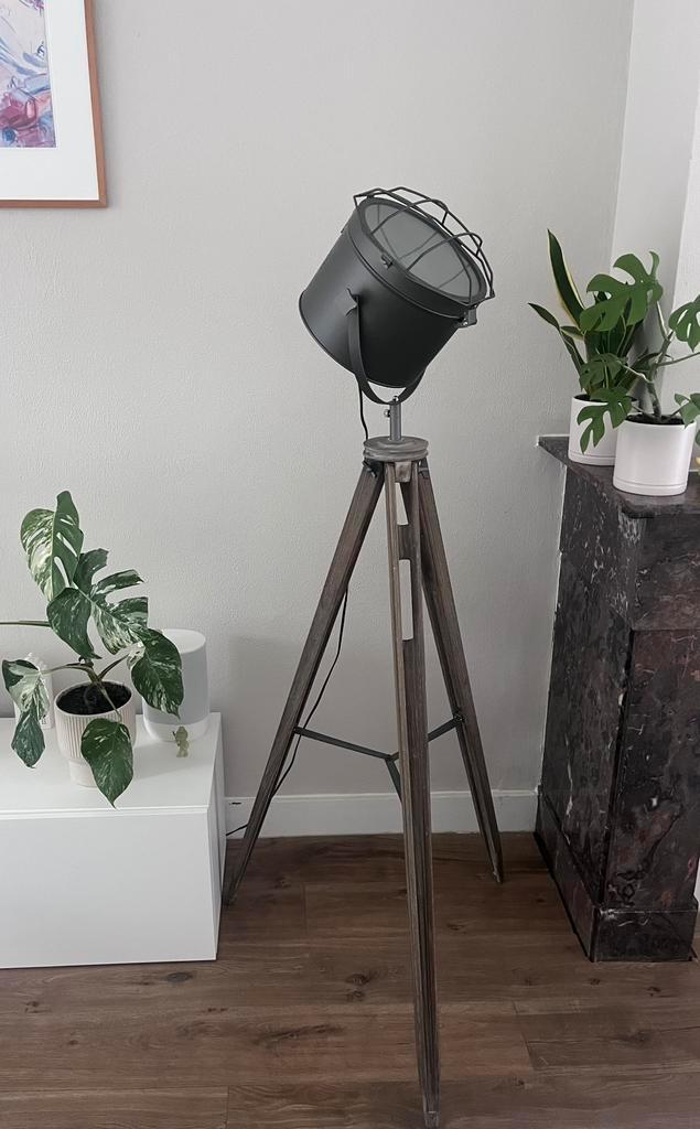 Vloerlamp driepoot, Huis en Inrichting, Lampen | Vloerlampen, Zo goed als nieuw, 150 tot 200 cm, Hout, Metaal, Ophalen