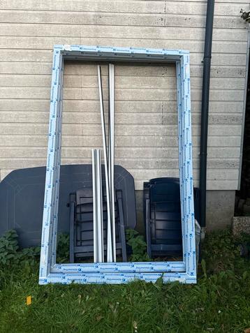 2 Nieuwe Kunststof Kozijnen - Vast Glas beschikbaar voor biedingen