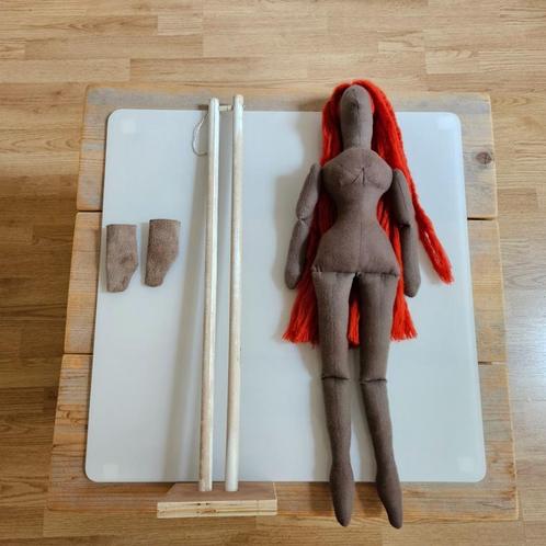 ZGAN Tilda pop 56 cm lang+ Pop-standaard 52 cm hg + laarzen, Verzamelen, Poppen, Zo goed als nieuw, Pop, Ophalen of Verzenden