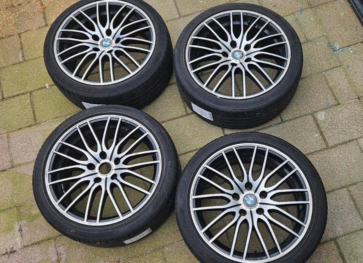 Licht metalen velgen 18" BMW 1-serie met zomerbanden, Auto-onderdelen, Banden en Velgen, Banden en Velgen, Zomerbanden, 18 inch