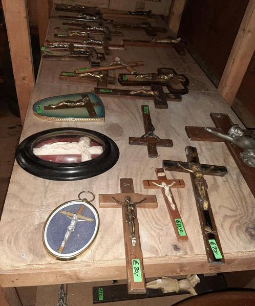 Oude kruizen diverse modellen en maten echte oude kerk items, Antiek en Kunst, Curiosa en Brocante, Ophalen