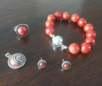 Fraai setje, armband, oorstekers, hangertje en ring 17,5. beschikbaar voor biedingen