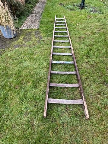 Decoratieve Houten Ladder beschikbaar voor biedingen