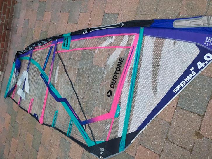 Duotone Superhero 4.0 HD  2021 pro versie, Watersport en Boten, Windsurfen, Zo goed als nieuw, Zeil, Minder dan 5 m², Ophalen