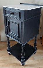 Vintage zwart nachtkastje met marmeren blad, Huis en Inrichting, Slaapkamer | Nachtkastjes, Ophalen, Gebruikt, Minder dan 45 cm