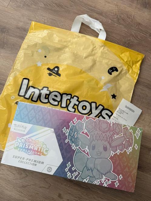 Prismatic Evolutions SPC Pokémon - NIEUW Super Premium, Hobby en Vrije tijd, Verzamelkaartspellen | Pokémon, Nieuw, Boosterbox