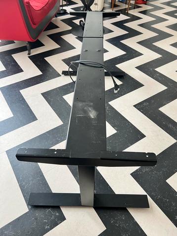 In hoogte verstelbaar bureau ( electrisch) beschikbaar voor biedingen